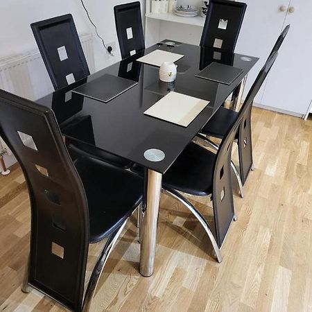 Fancy Basement Flat A Appartamento Londra Esterno foto
