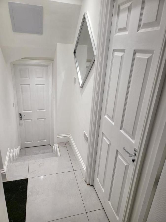 Fancy Basement Flat A Appartamento Londra Esterno foto