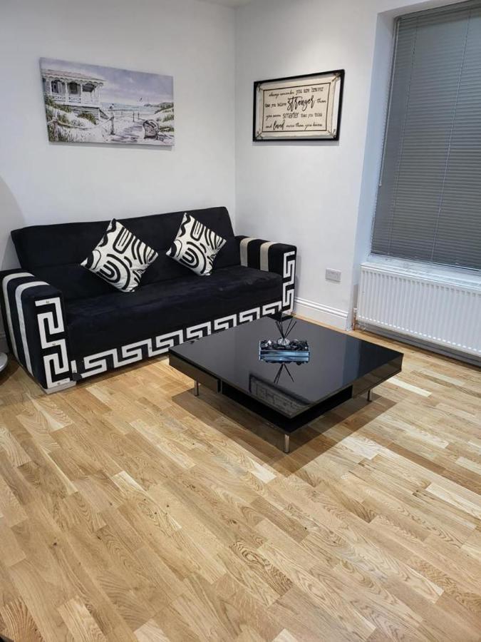Fancy Basement Flat A Appartamento Londra Esterno foto