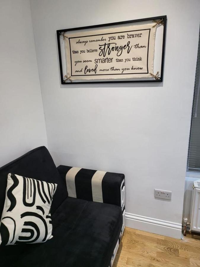 Fancy Basement Flat A Appartamento Londra Esterno foto