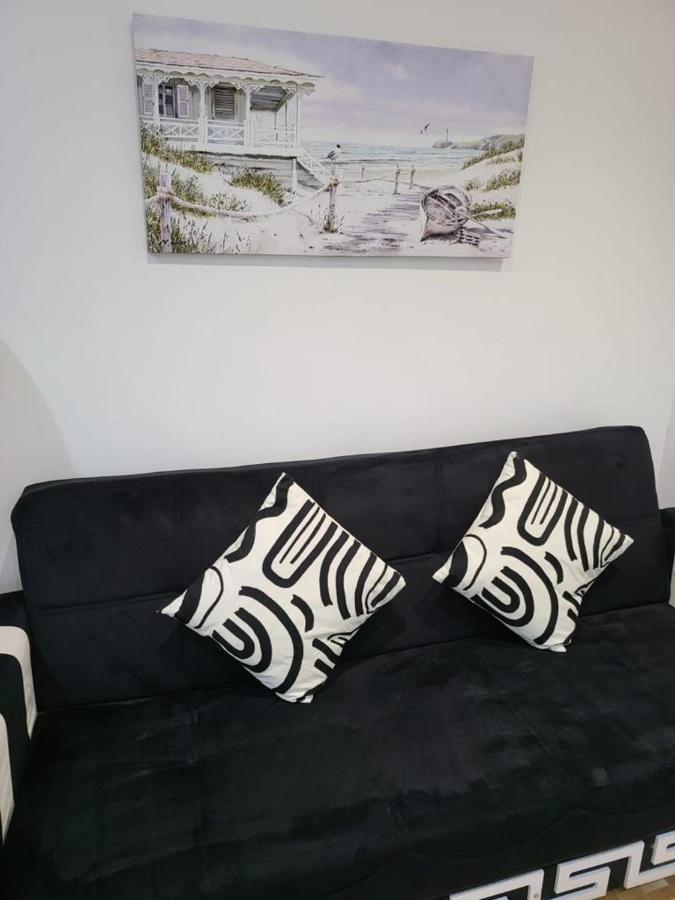 Fancy Basement Flat A Appartamento Londra Esterno foto