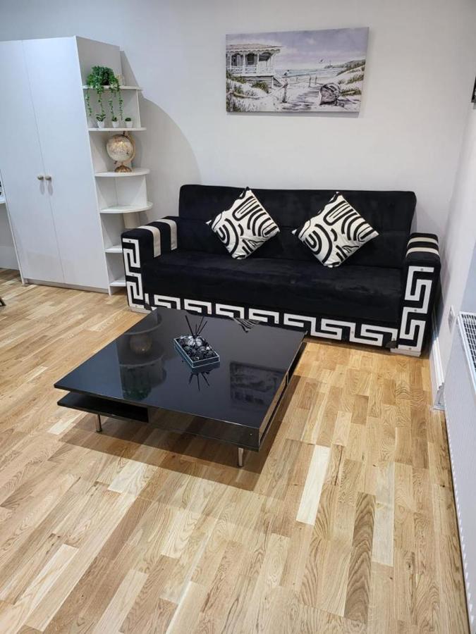 Fancy Basement Flat A Appartamento Londra Esterno foto