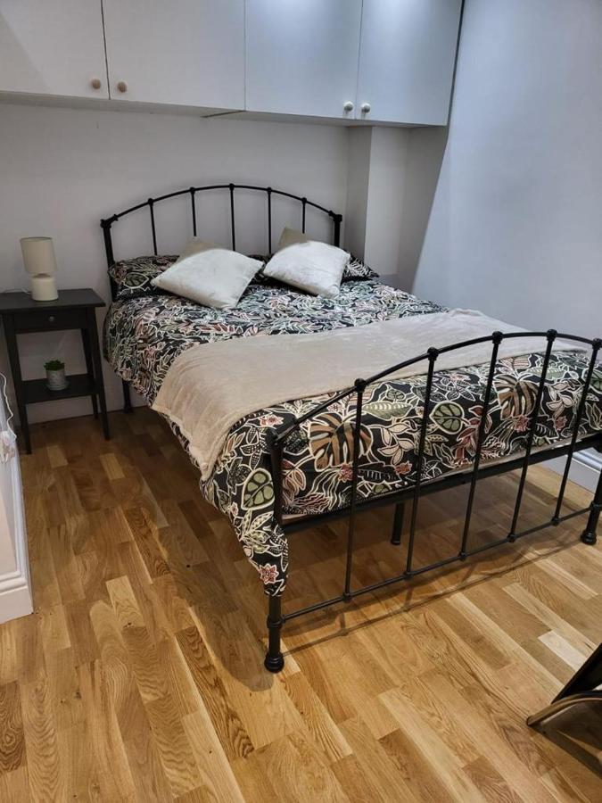 Fancy Basement Flat A Appartamento Londra Esterno foto