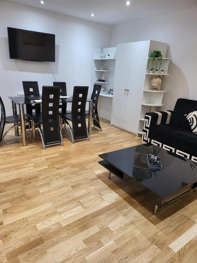 Fancy Basement Flat A Appartamento Londra Esterno foto
