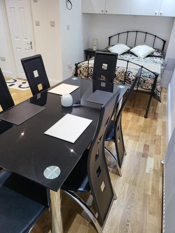 Fancy Basement Flat A Appartamento Londra Esterno foto