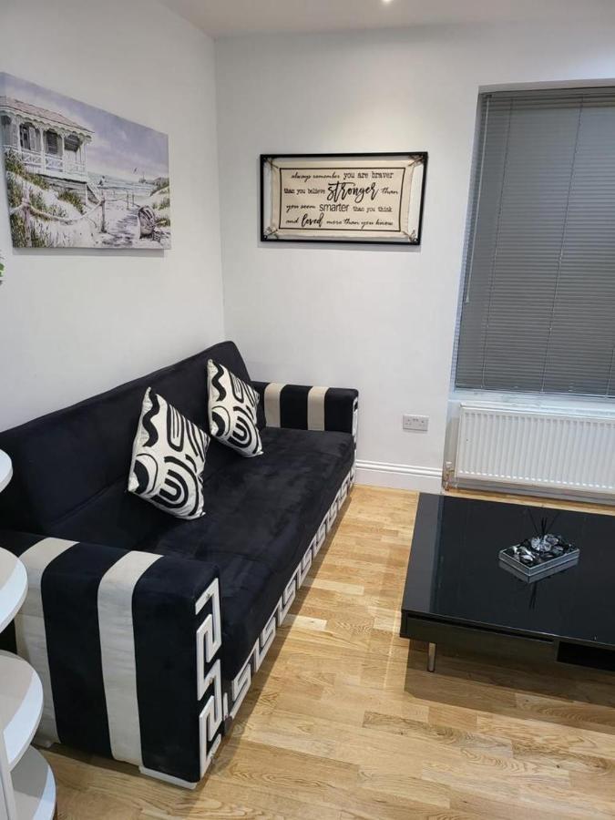 Fancy Basement Flat A Appartamento Londra Esterno foto