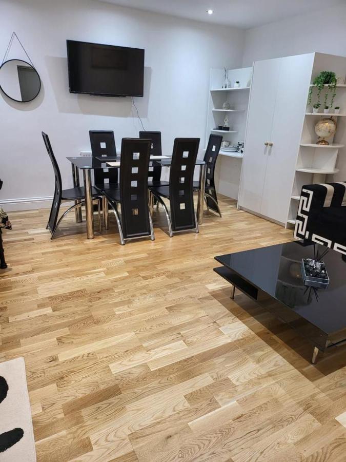 Fancy Basement Flat A Appartamento Londra Esterno foto
