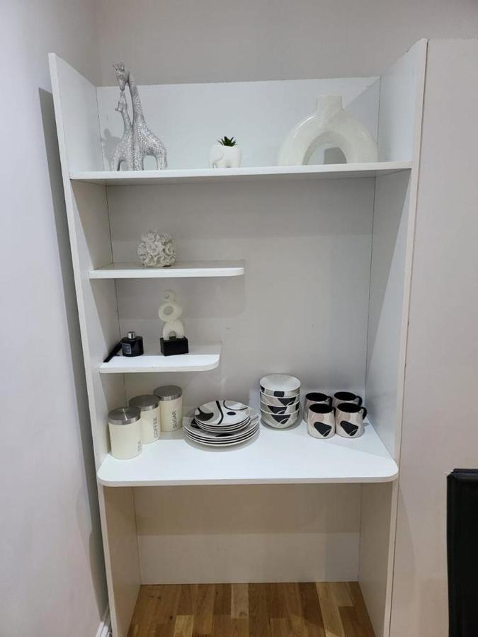 Fancy Basement Flat A Appartamento Londra Esterno foto