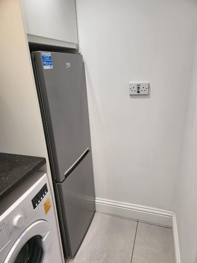 Fancy Basement Flat A Appartamento Londra Esterno foto