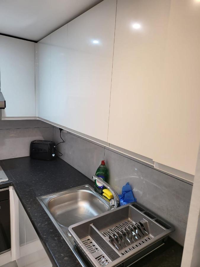 Fancy Basement Flat A Appartamento Londra Esterno foto